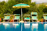 La piscina dell'agriturismo con solarium e lettini prendisole